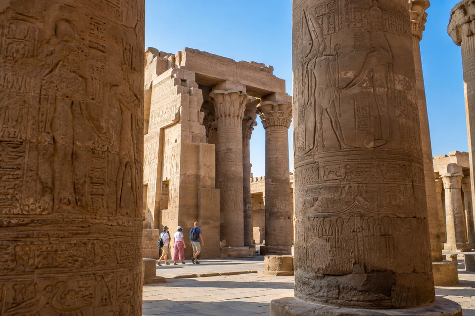 Солнечные каменные колонны и рельефы храма Ком-Омбо