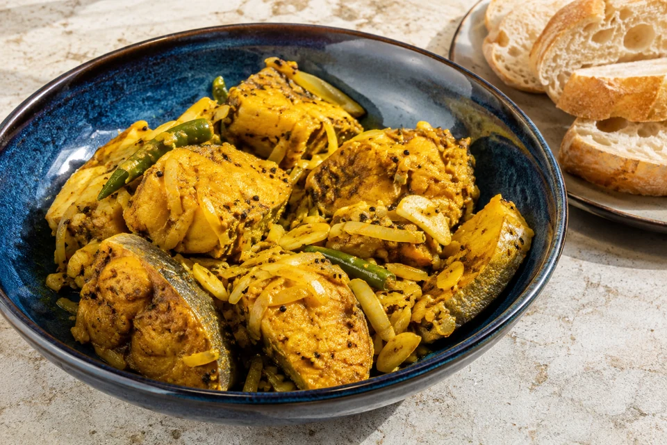 Фиш-виндайе с горчицей, куркумой и луком
