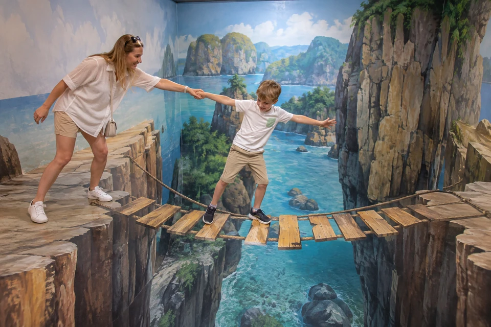 Иллюстрация: Семья в галерее оптических иллюзий