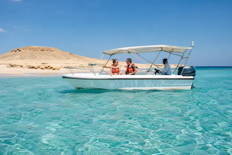 Прогулочная лодка у светлого песчаного острова в Красном море